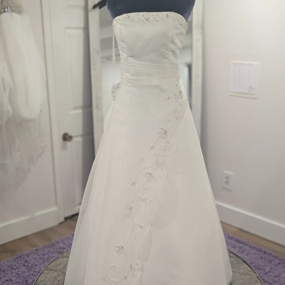 Carolyn Collection A-Line wedding gown Size 4